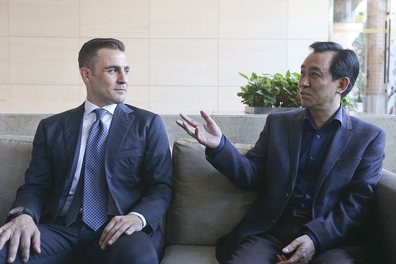 另外一处是影片快要尾声时马卫国三兄弟集会，面临一帮年青人的霸道，曾张狂的四化却选择了让步。